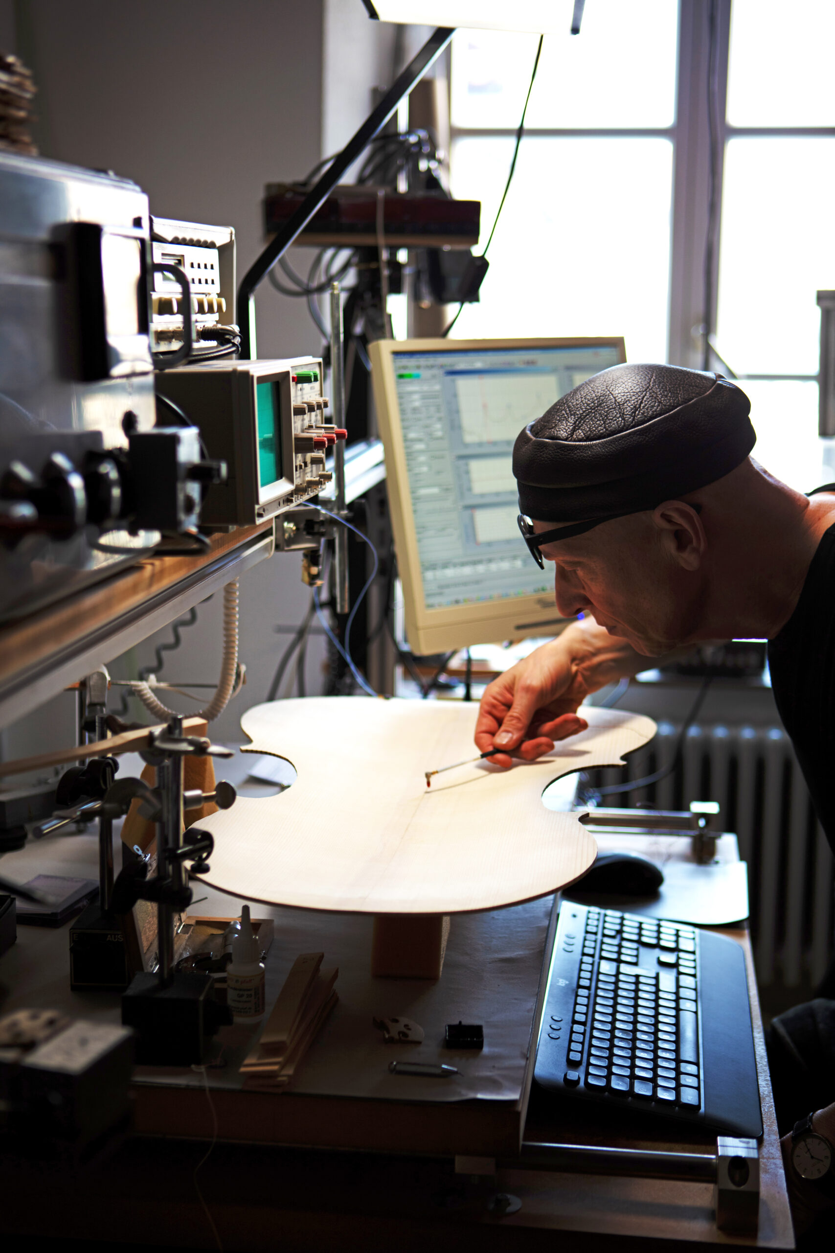 Martin Schleske beim Messen der Resonanz eines Geigebodens