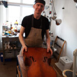 Martin Schleske beim Lackieren von Cello Op.357