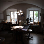Werkbank mit Lampe in Martin Schleskes Werkstatt