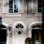 Martin Schleskes Werkstatthaus mit dem Schriftzug "Meisteratelier für Geigenbau Martin Schleske"