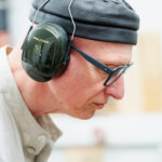 Martin Schleske mit Gehörschutz