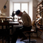 Martin Schleske bei der Arbeit an einer Werkbank