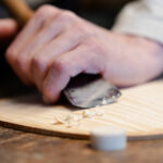 Holzplatte wird mit einem Messer abgehobelt