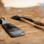 zwei verschiedene Messer zum Bearbeiten von Holz