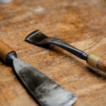zwei verschiedene Messer zum Bearbeiten von Holz
