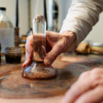Martin Schleske bei der Arbeit mit Chemikalien