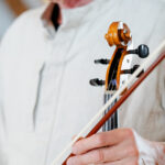 Geige und Bogen in der Hand von Martin Schleske