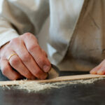 Holzplatte wird sehr fein abgeschabt