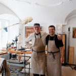 Martin Schleske mit einer anderen Person in der Werkstatt